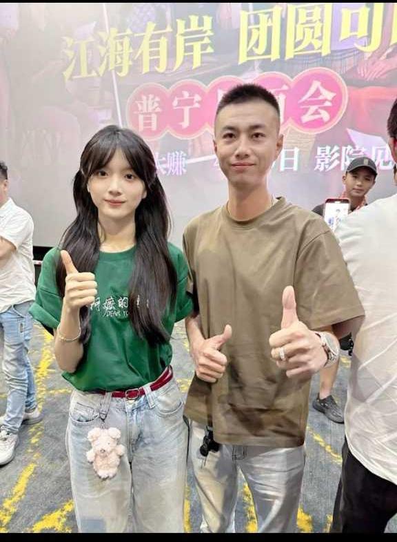 又找到两张，这个距离，比要签名的那个男生可近多了。为什么这俩男生可以离李思潼这么