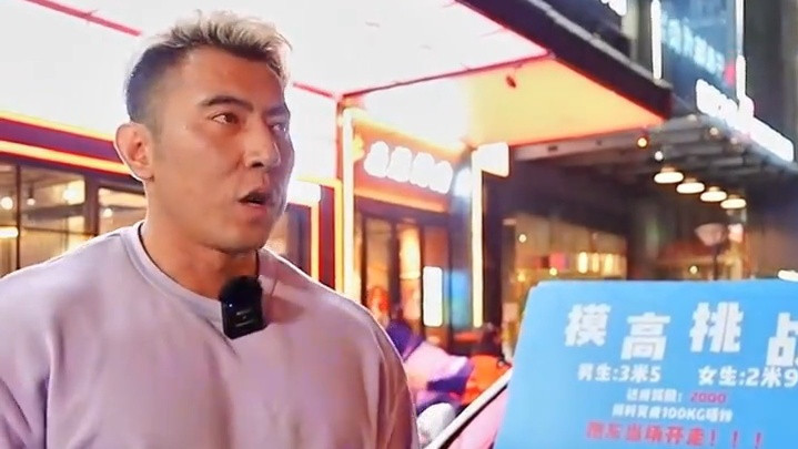 单手硬拉160公斤的陈登星，伪装路人赢走健身华哥一辆宾利