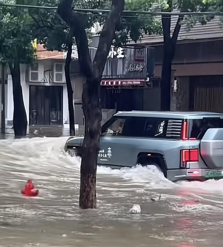 珠海仰望车主街道冲浪，造成路边商铺受损，车主已经进派出所了，门店的损失车主可能要