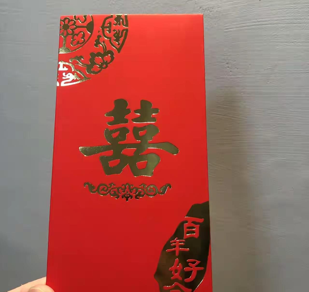 十年前毕业出来不久我们就结婚了！那时候朋友在婚礼现场忙前忙后，还给我们封了500