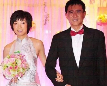 2009年，奥运冠军张怡宁嫁给了身价300亿的富豪，婚后她走路去买菜，被嘲太寒酸