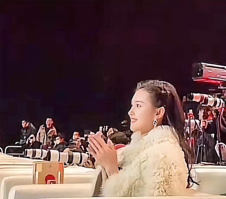 一个剧组，因为演员太“专注”，开除了所有人。导演张黎架了三道门禁。不是防粉丝