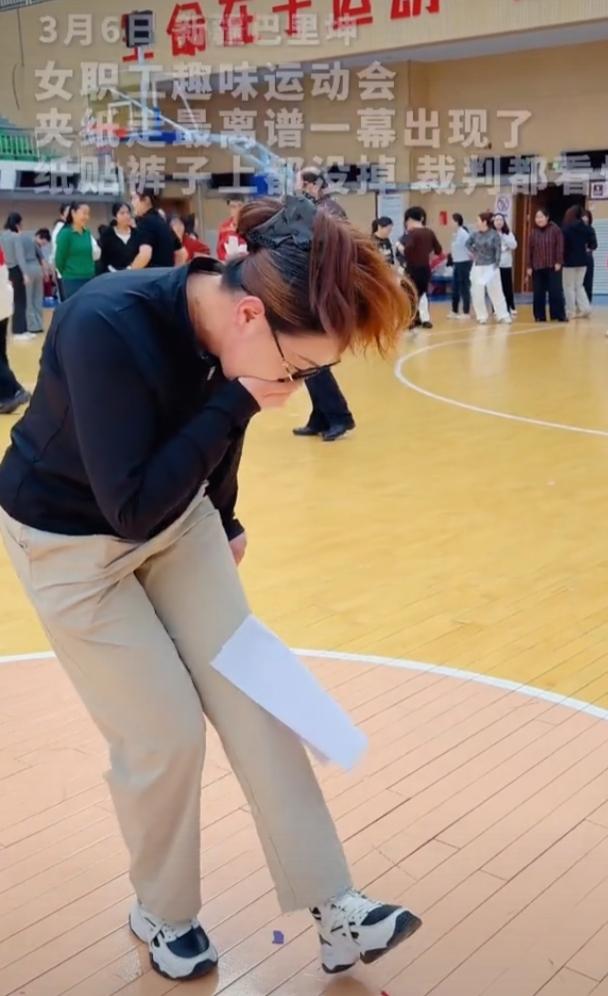 3月8日妇女节，各地单位的女职工趣味运动会本是为大家过节放松，可“夹纸走”项目却