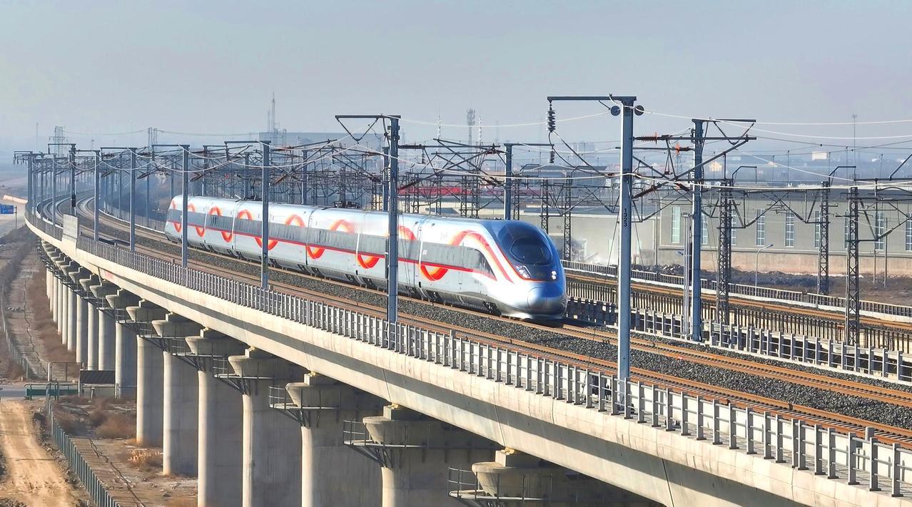 高铁一小时耗电9600度，耗电量这么大，那它到底是边跑边充电，还是到站了以后再充