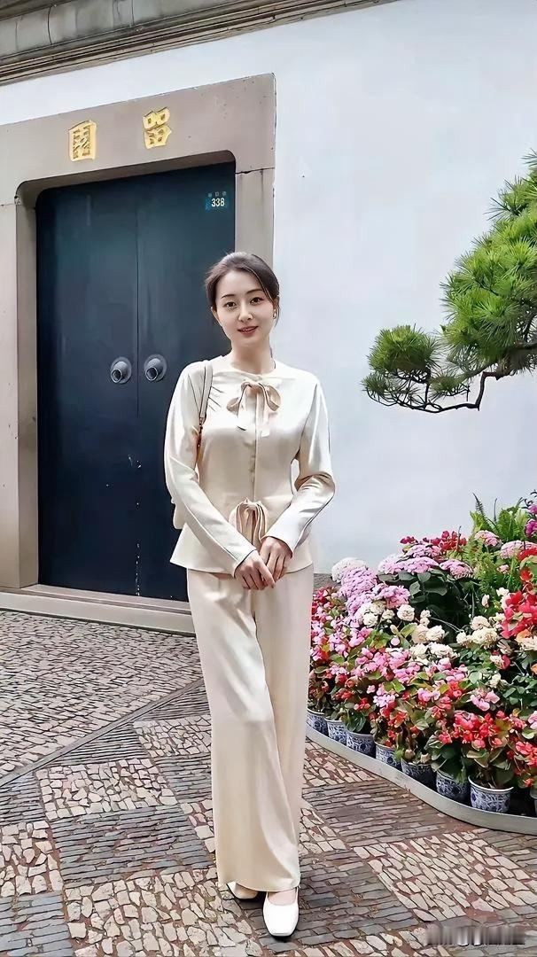 花间美人立，笑语入春风。