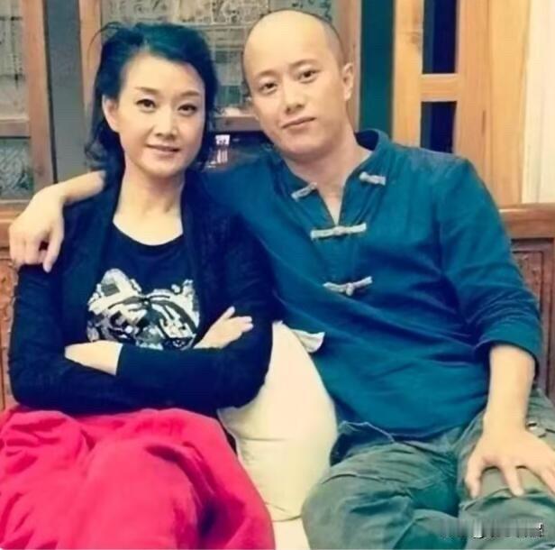 老照片：歌唱家宋祖英与弟弟宋祖荣的一张合影。宋祖荣比姐姐宋祖英小4岁