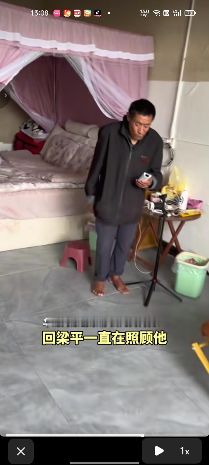 8月20日，重庆。女生见养父经常吃剩饭，菜发霉了还在吃，住的地方堆满废品，看着心