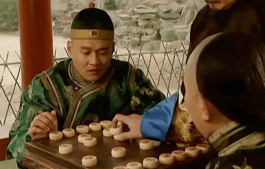 康熙年间，康熙皇帝让侍卫与他下棋，下棋中途康熙有事离开，让侍卫等他回来。半月后，