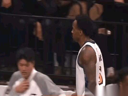 真的，就刚才那一幕，看得我心里咯噔一下。布朗下场，挨个跟队友击掌，手伸到孙铭徽