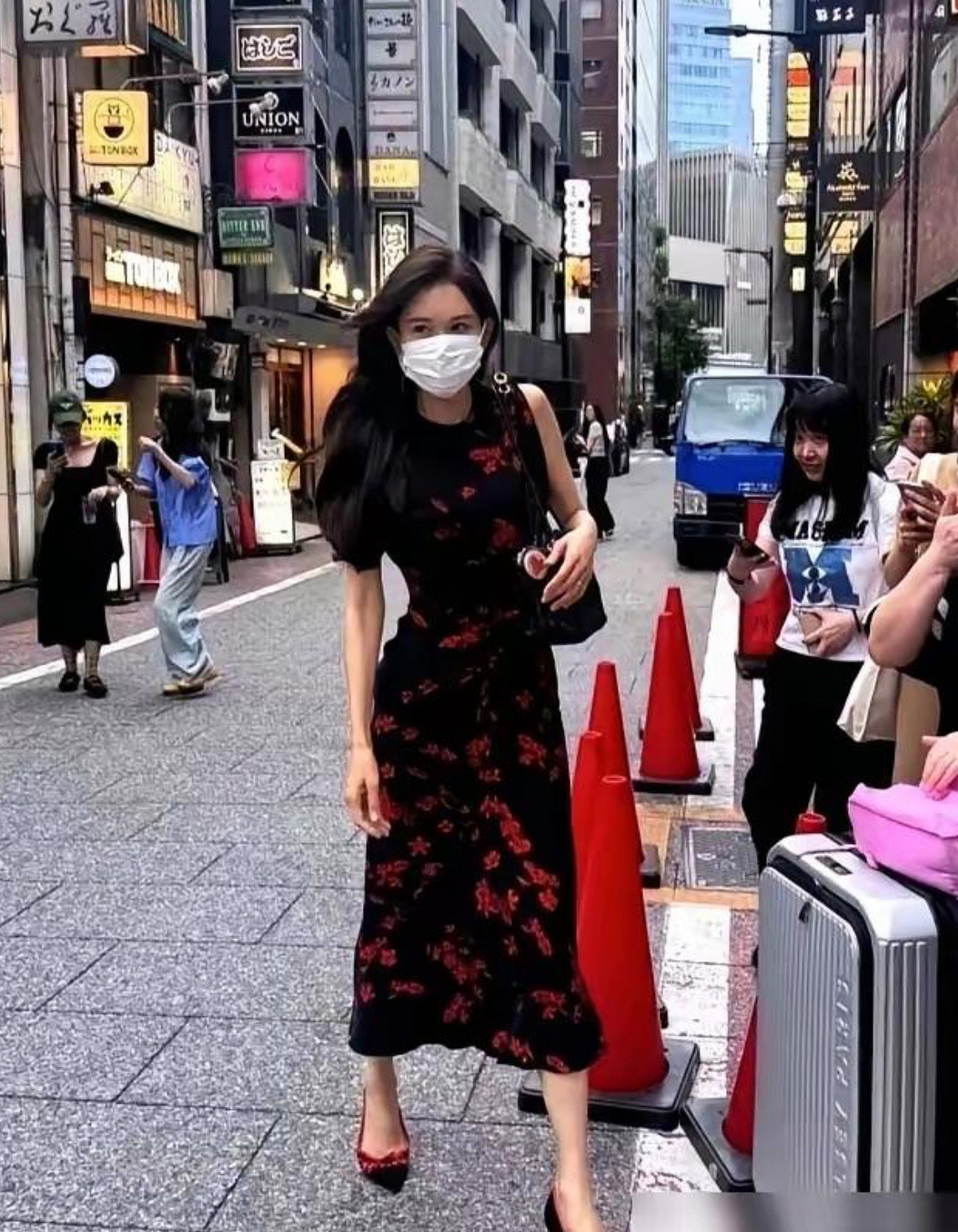 天哪，林志玲怎么垮成这样了？在东京街头被拍，一身素衣，完全没了当年红毯上艳压群芳
