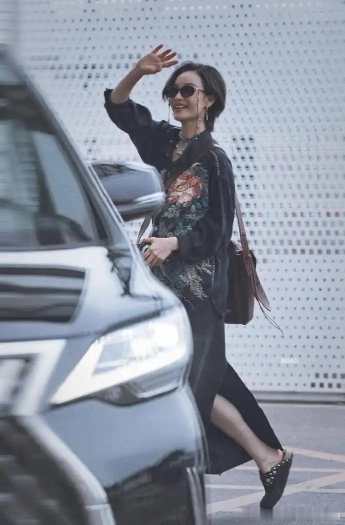 倪妮剪了短发“帅到飞起”！新中式刺绣衬衫搭半身裙！松弛又慵懒