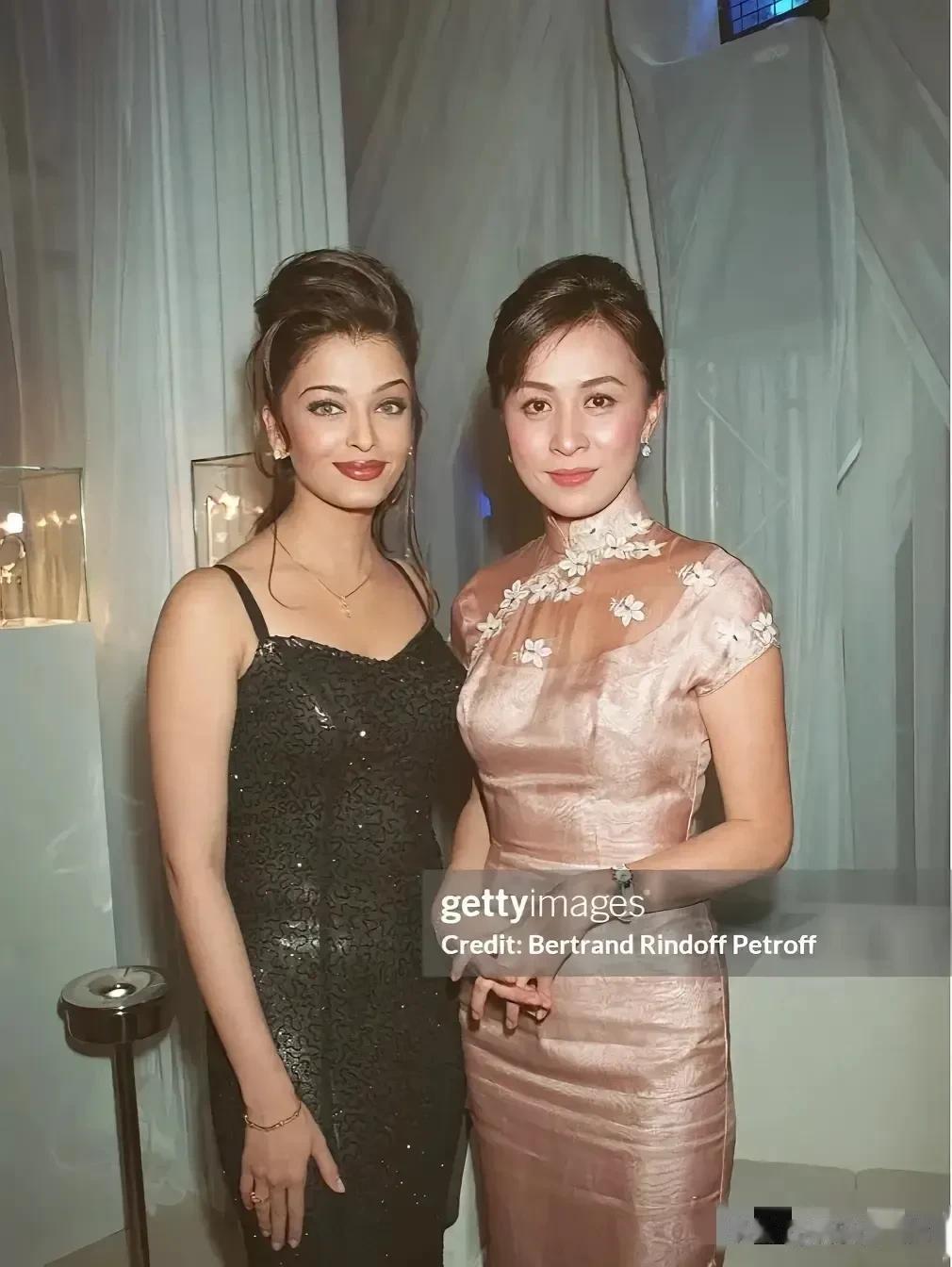 这个是刘嘉玲和印度国宝级美女艾西瓦娅雷的一组合照，比一比看谁更漂亮？有人说