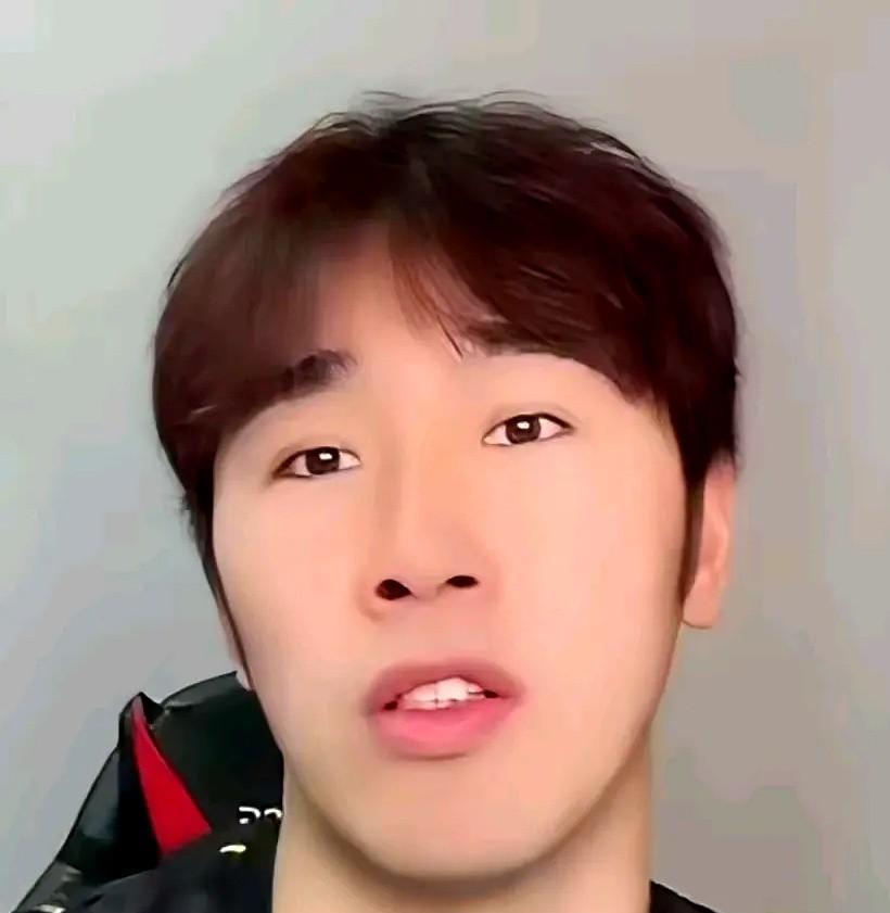 球刚离台，林诗栋就往后退半步——这半步，直接把他从冠军候选踹成了背景板。有意思