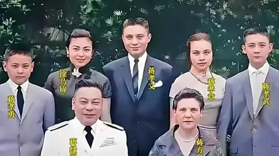 60年代，经国先生的一张全家福，非常珍贵的老照片。为啥说这张照片珍贵呢？因为合