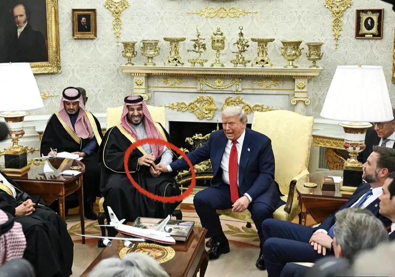 沙特这波操作也太猛了！直接官宣要把对美国的投资涨到1万亿美元，这可是相当于沙特一