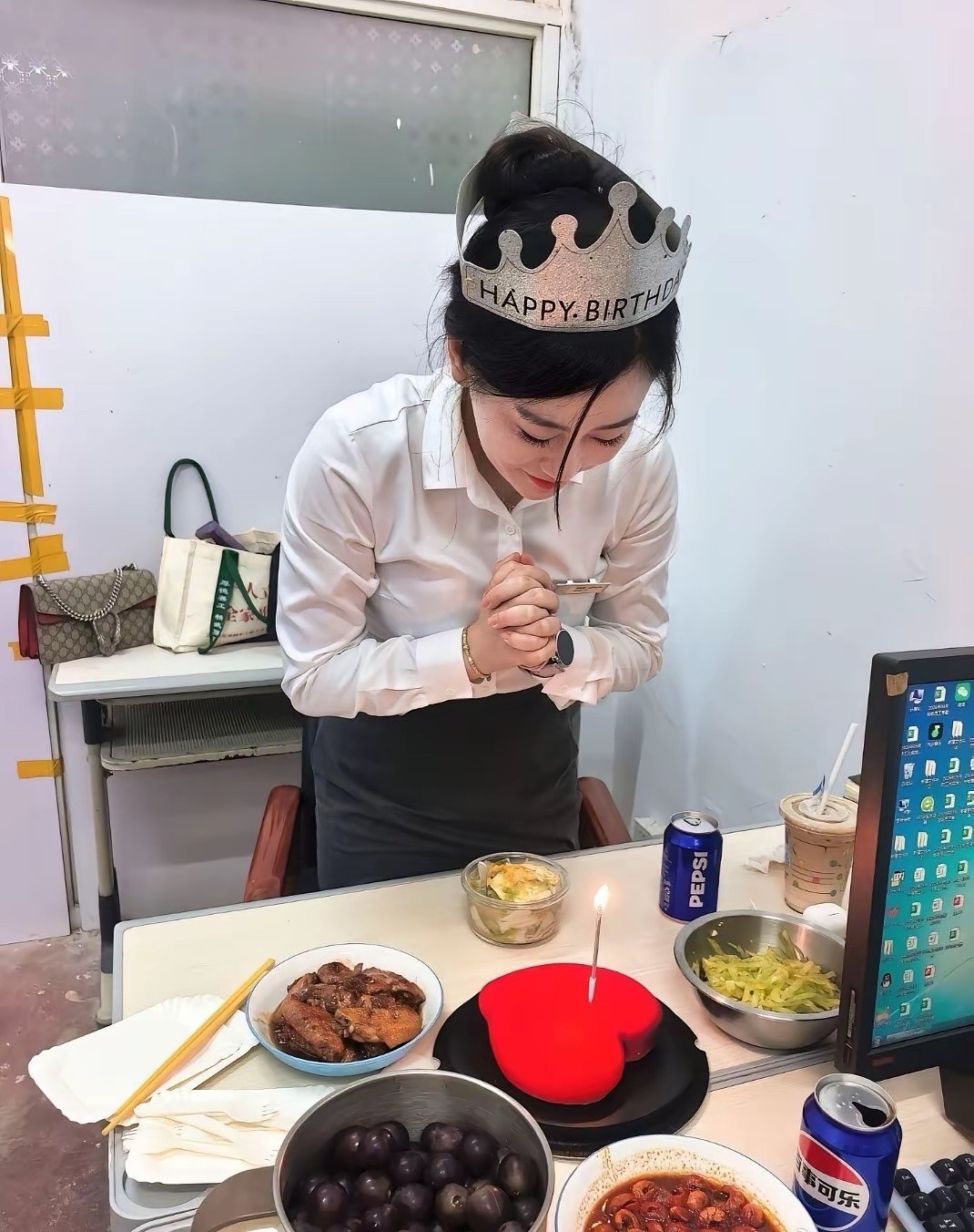 不说年龄猜猜美女是多少岁生日？今年多大评论区留下你的答案​​​