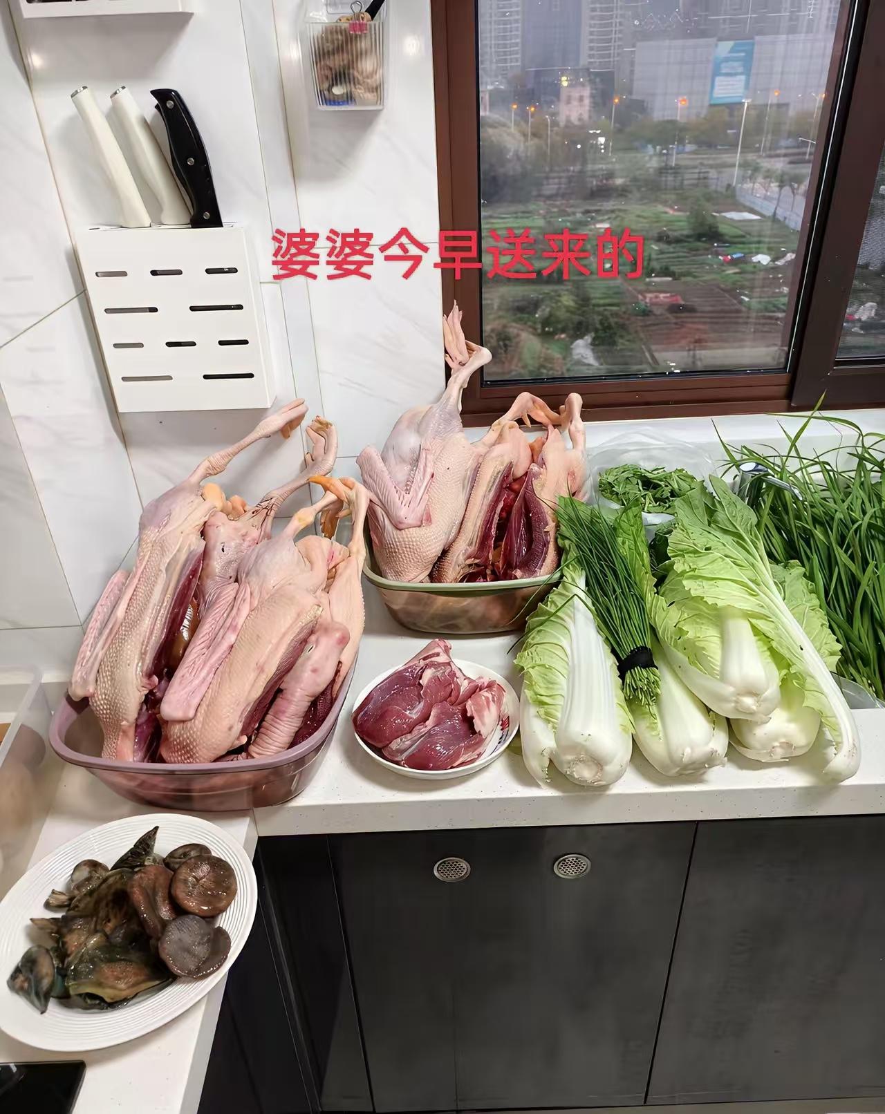 昨天同事问我，你给父母养老钱吗？其实父母如果条件好，我们可以适当接受他们的帮助，