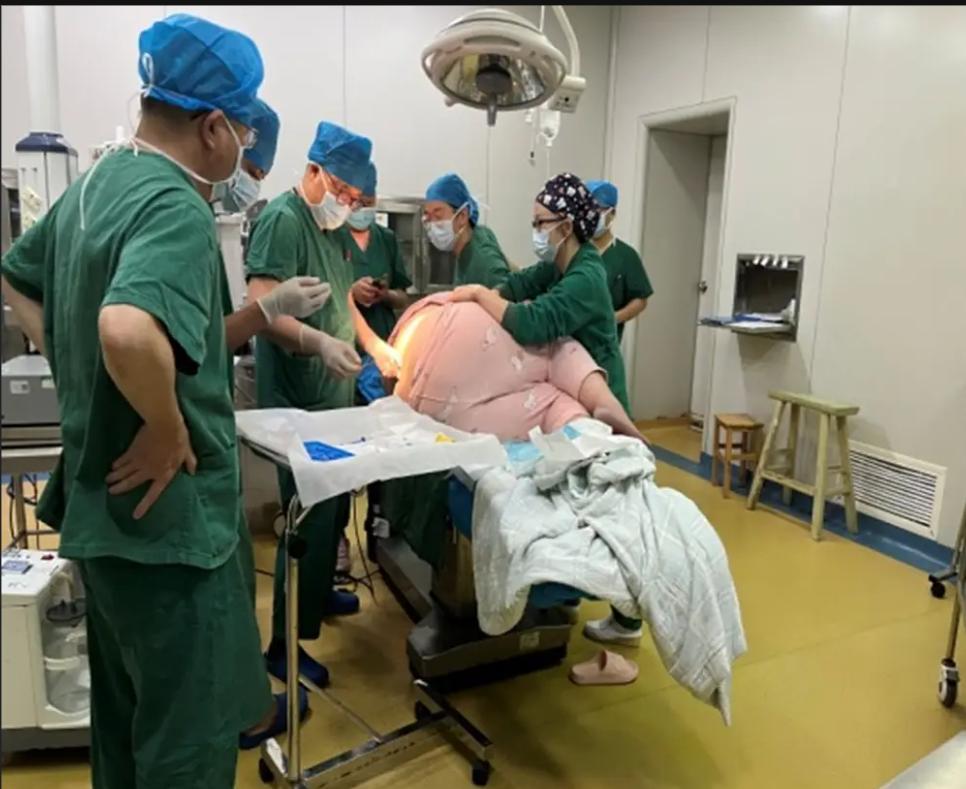 "医生说：顺产能快速生二胎。我怒了：凭什么我十级疼痛，就为了你们的计划生育？——