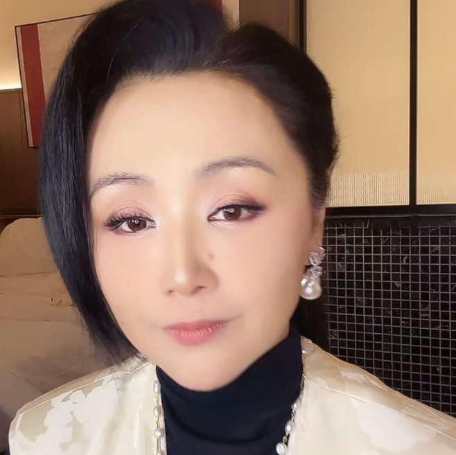 曹颖直播时，有网友问她：“姐姐，你头发怎么保养的，为什么又黑又多？是不是打了逆龄