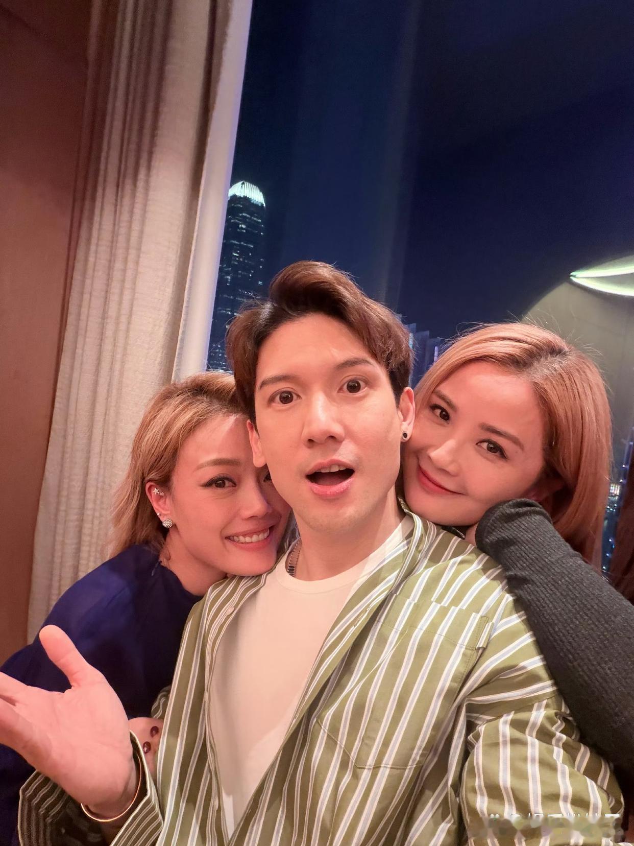 1.张凌赫的颜值身高深受富婆姐姐们喜欢，粉丝购买力很强，宝格丽商务也收入囊中。2