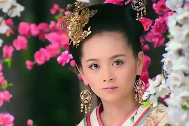 公元前150年，38岁汉景帝奄奄一息，艰难的握住宠妃的手:“栗姬，你要善待我14