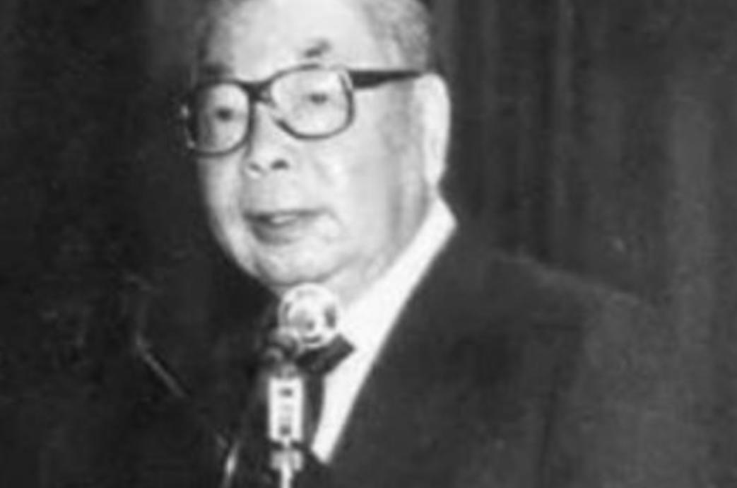 1975年4月16日的台北，蒋介石的葬礼正在举行，灵堂之上，蒋经国在悼词中平静地