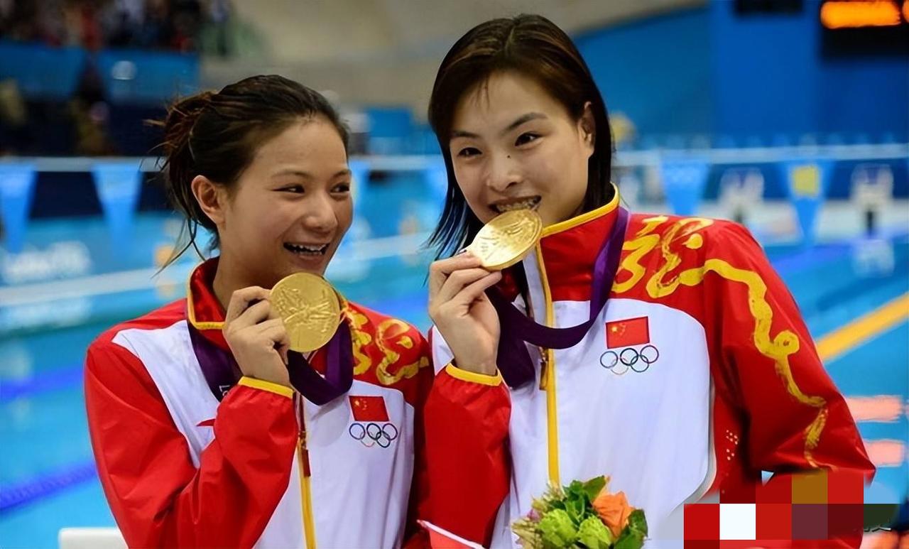 何姿谈为什么运动员的韧劲不一样，因为教练永远都在找问题，精业求精，永远让你觉得你