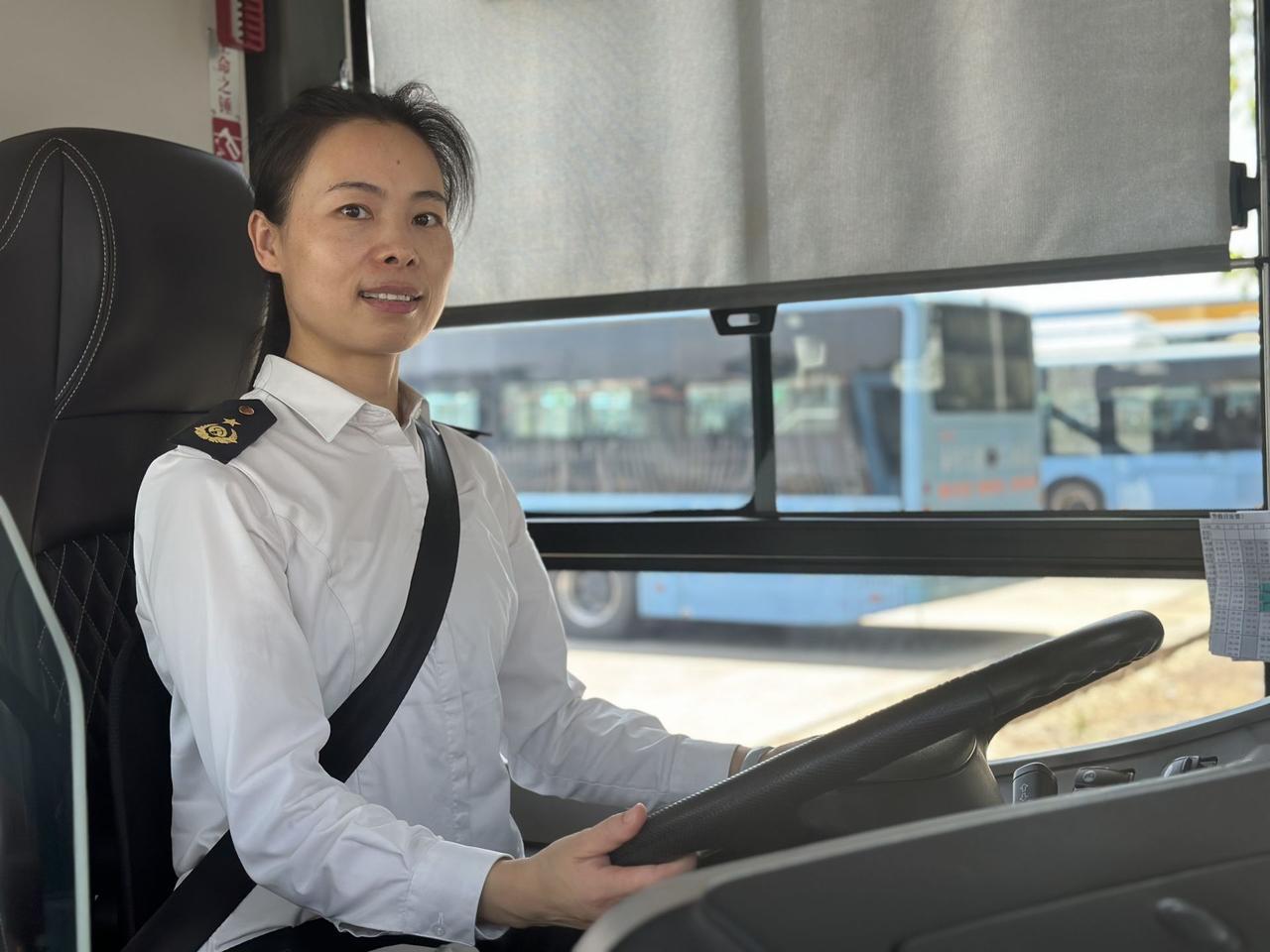 不少地方早年的公交属于事业单位，承载着城市公共出行的职能，后来推进国企改革，公交