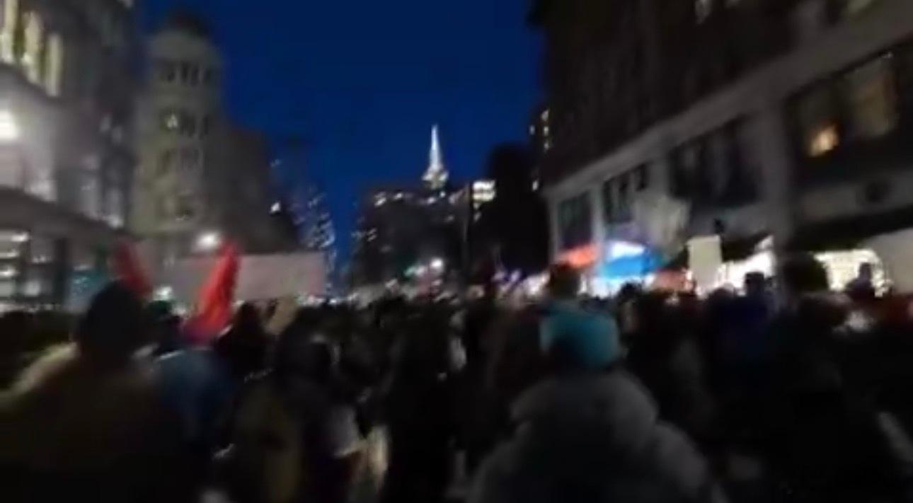 🔥纽约市现在街头。夜幕降临，成千上万的反移民及海关执法局（ICE）抗