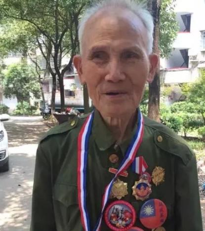 1945年，一名机枪手负伤和一位战友脱离部队，为了躲避日军，他们选择绕道上山，没