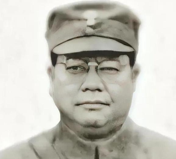 1938年，桂军189师长俘虏了两名日军。看着日军矮小的身材，师长凌压西没说话，