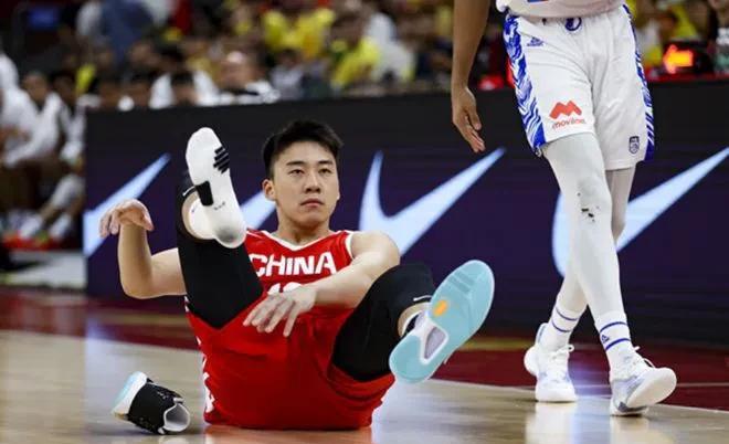 王俊杰昨天3投2中，得到7分。王俊杰跑位也不是不积极，昨天的几个后卫就发了疯一样