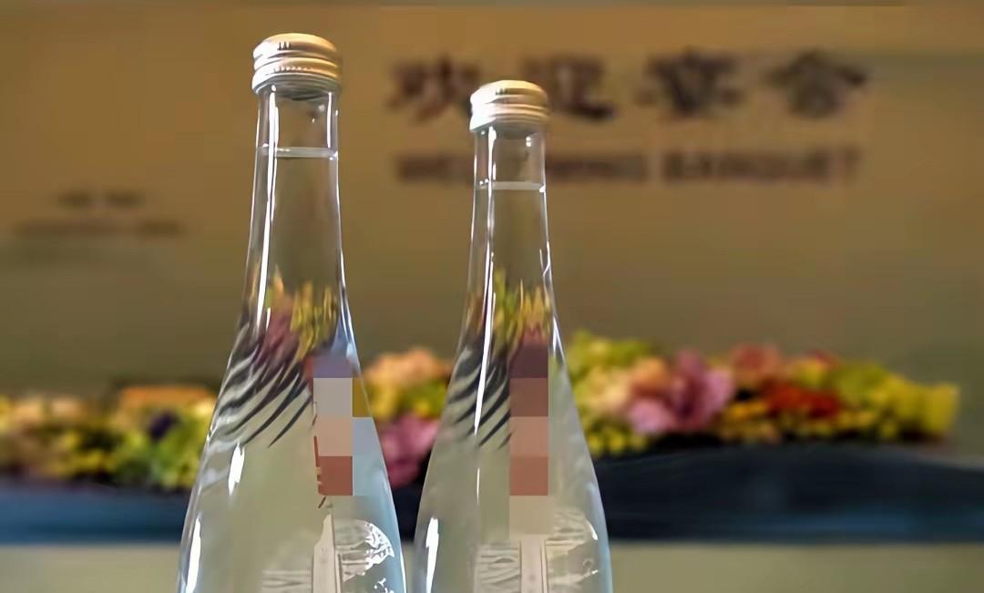 九三阅兵宴会好特别，连矿泉水都那么漂亮大方，这矿泉水居然用的是玻璃瓶，看起
