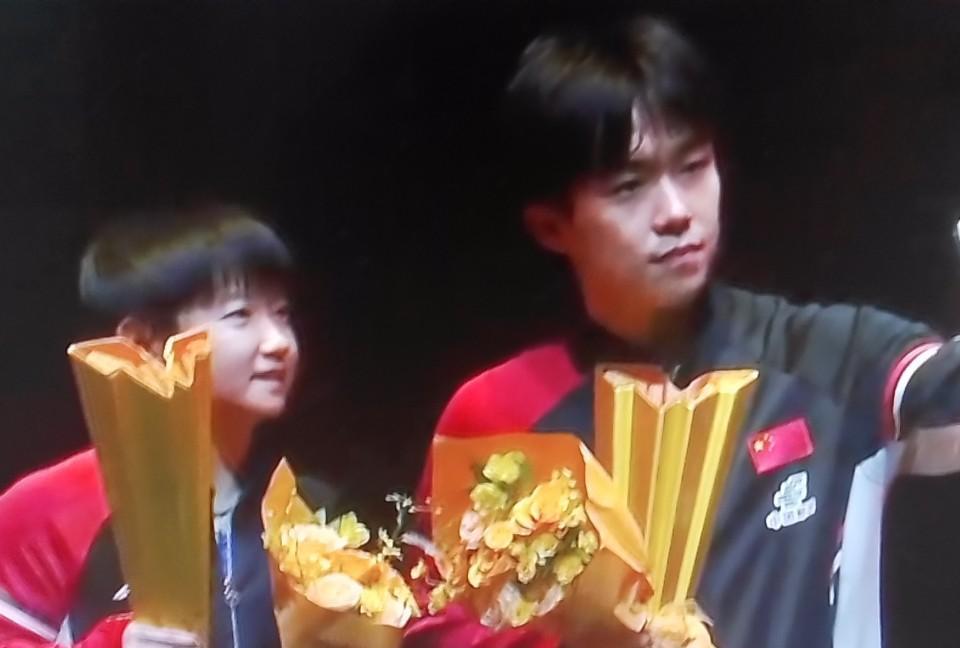 混双冠军亚军，莎头组合与陈熠/黄友政，颁奖典礼图片来了！#万能生活指南#莎