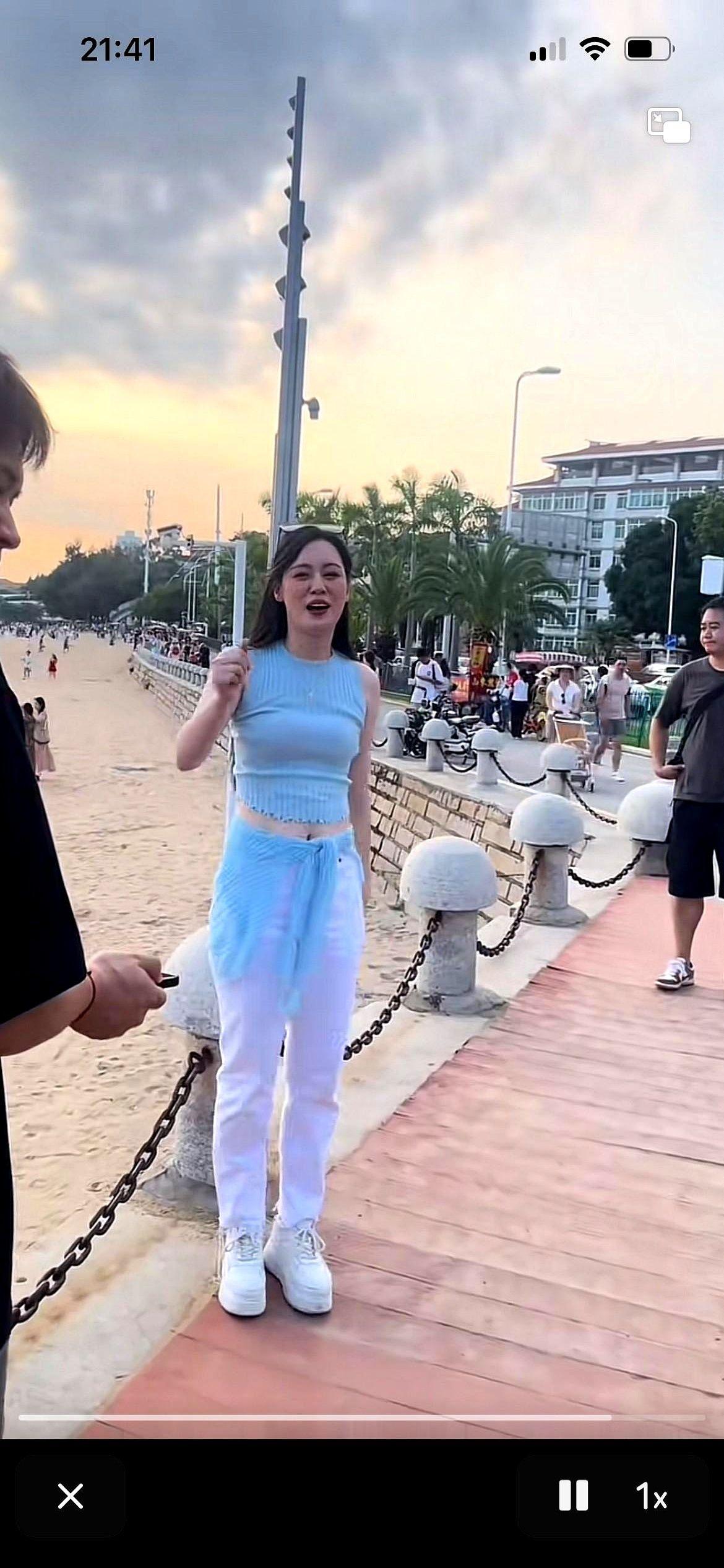 刷到唐艺线下的视频，弹幕里一堆人喊“胖了”、“跟直播里不一样”。我心里咯噔一下