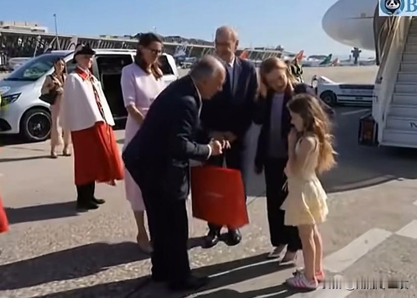 梅洛尼再次引热议：G7峰会上牵女儿现身，温馨画面走红网络近日，在法国举行的G