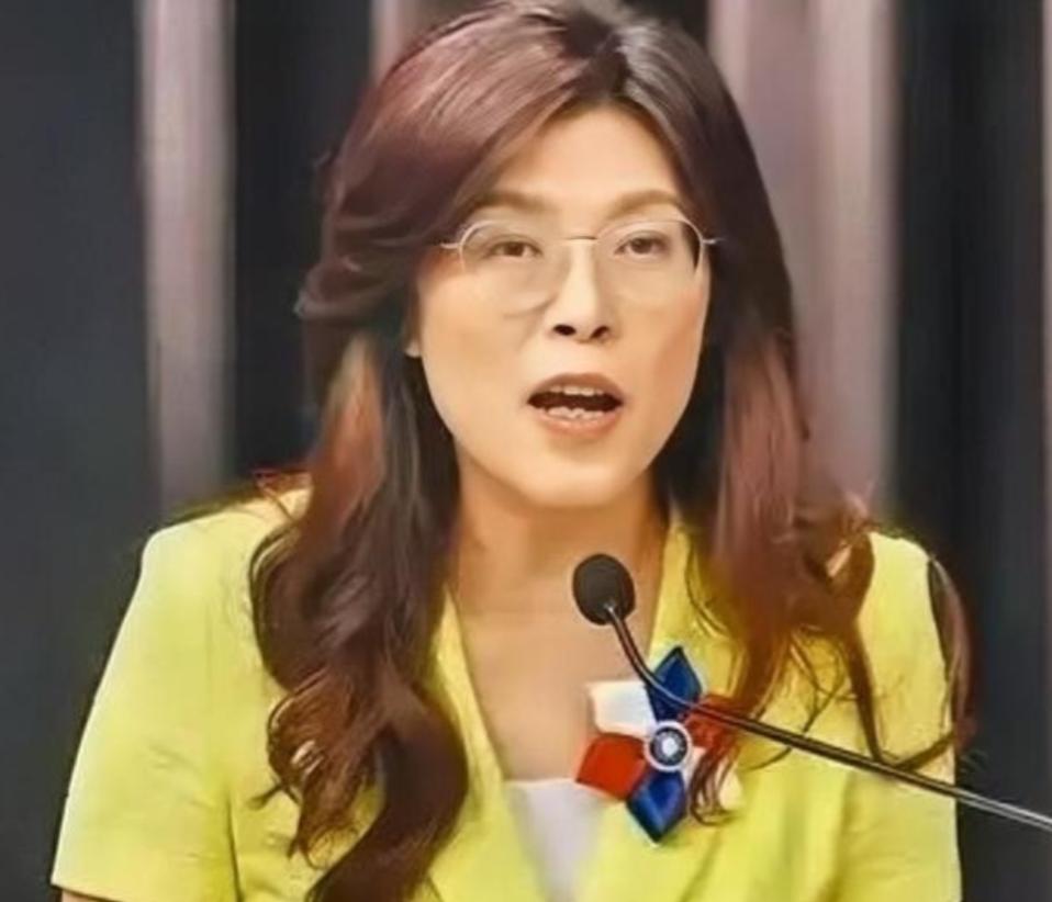 万万没想到，新当选的国民党主席郑丽文，一查底细才发现她不仅是妥妥的“蓝二代”，身