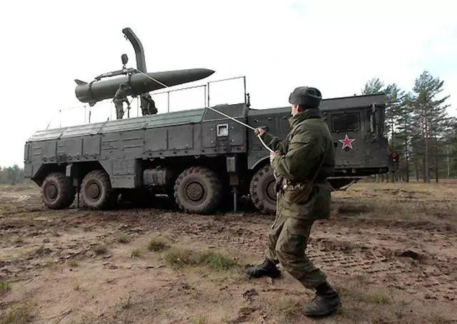 俄巡航导弹工厂深夜爆炸，9枚导弹精准击中乌空军基地引发大爆炸，普京、北约和泽连斯