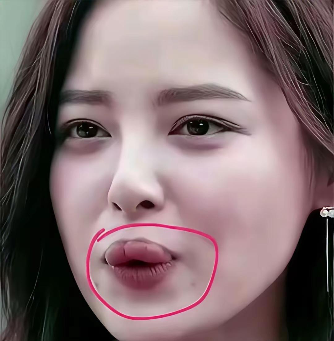 舒淇和姚晨那嘴，是真大，但架不住嘴唇薄啊。姚晨笑起来能咧到耳根，可嘴唇线清清楚楚