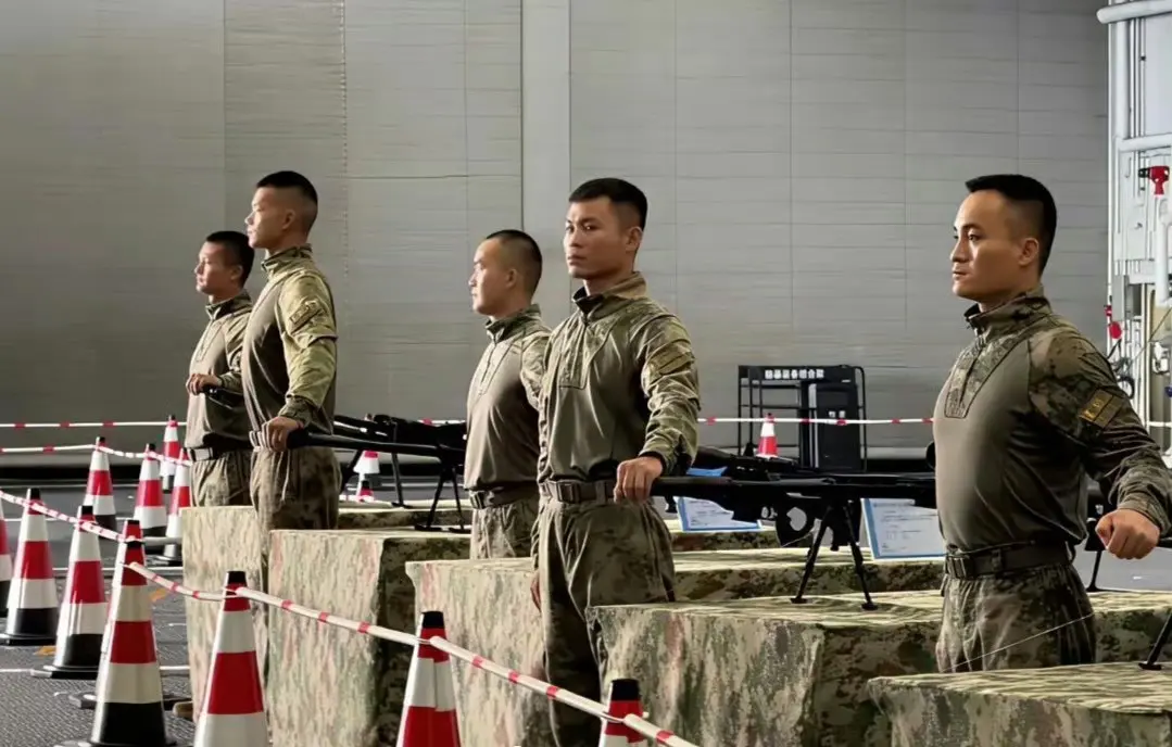 枪口永不对准人民，这就是人民军队的纪律。