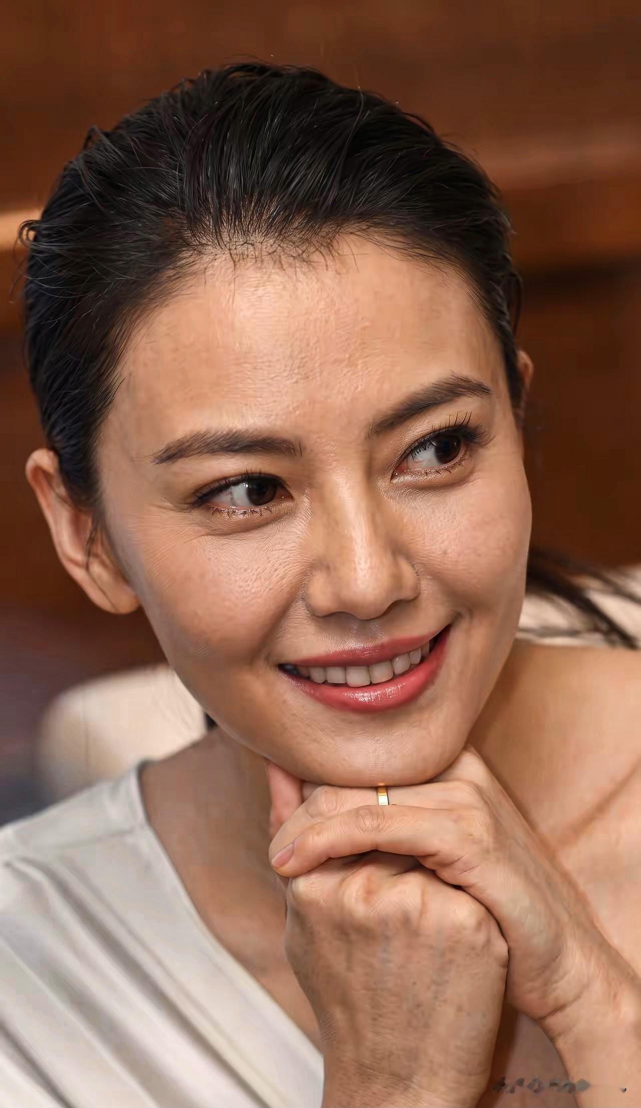 真正的大美人，离开了美颜滤镜加持，依旧美得精致亮眼。