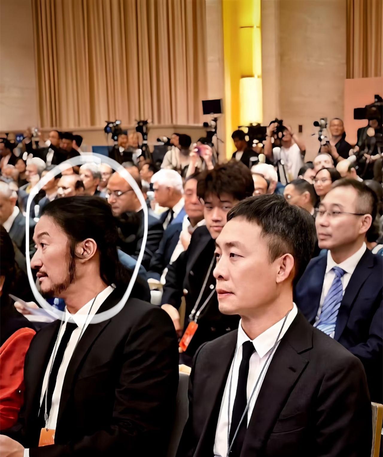 万万没想到，吴京和张译，他俩坐在一起，竟然差距那么大我查了下，吴京也就比张