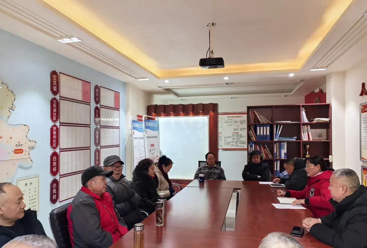 山东一小区被物业抛弃后，1300户居民一气之下决定自己当家。他们实行每户一天一块