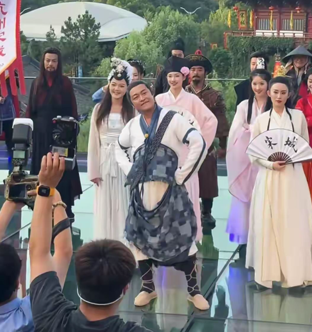 落地的凤凰不如鸡？为养家糊口沦落到景区卖艺，这4位明星太可惜