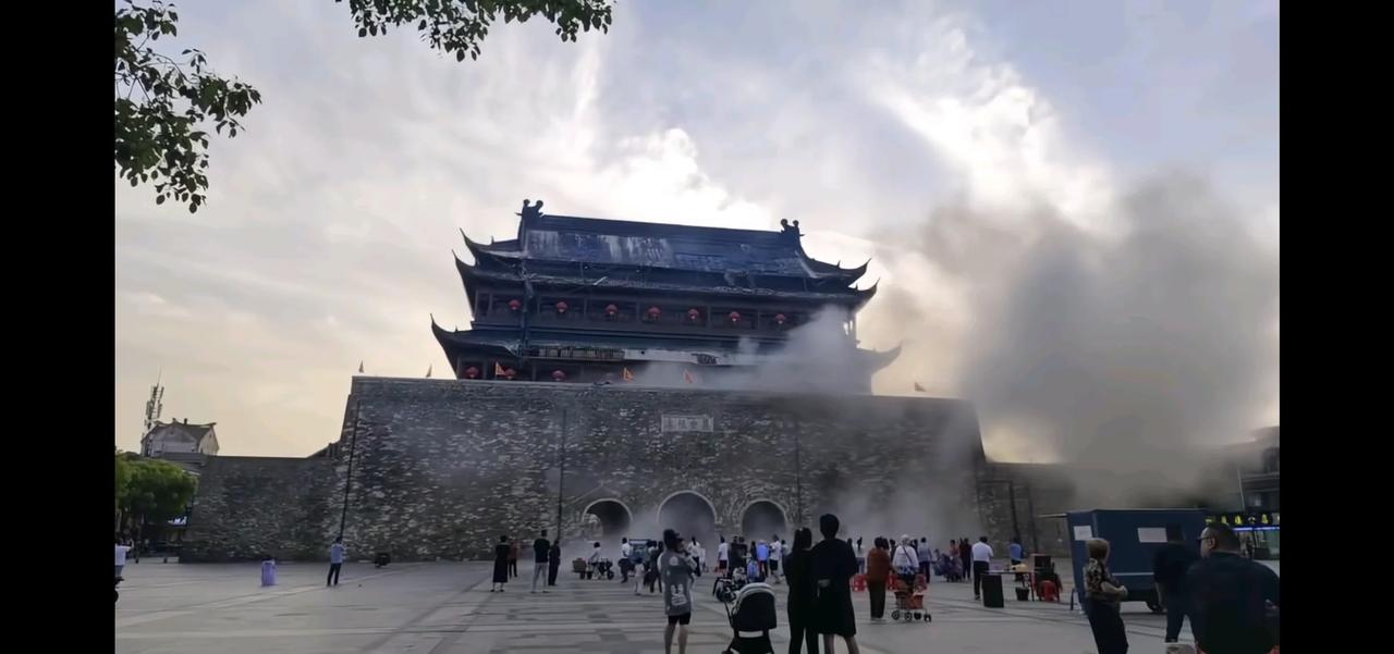 突然听闻凤阳鼓楼塌了，真是震惊😲😲😲也不知真假！反正都是在抖音上看到的，还
