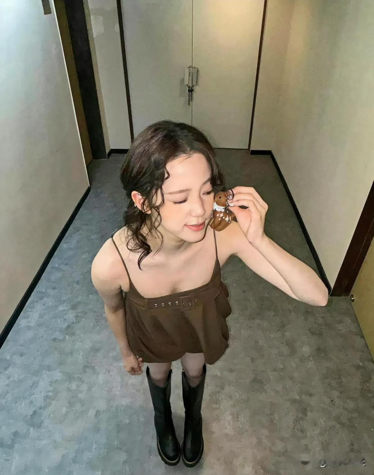 欧阳娜娜这玩偶熊看着好小哦！感觉萌萌的，不知放哪合适，小巧模样还挺招人喜欢呢！[