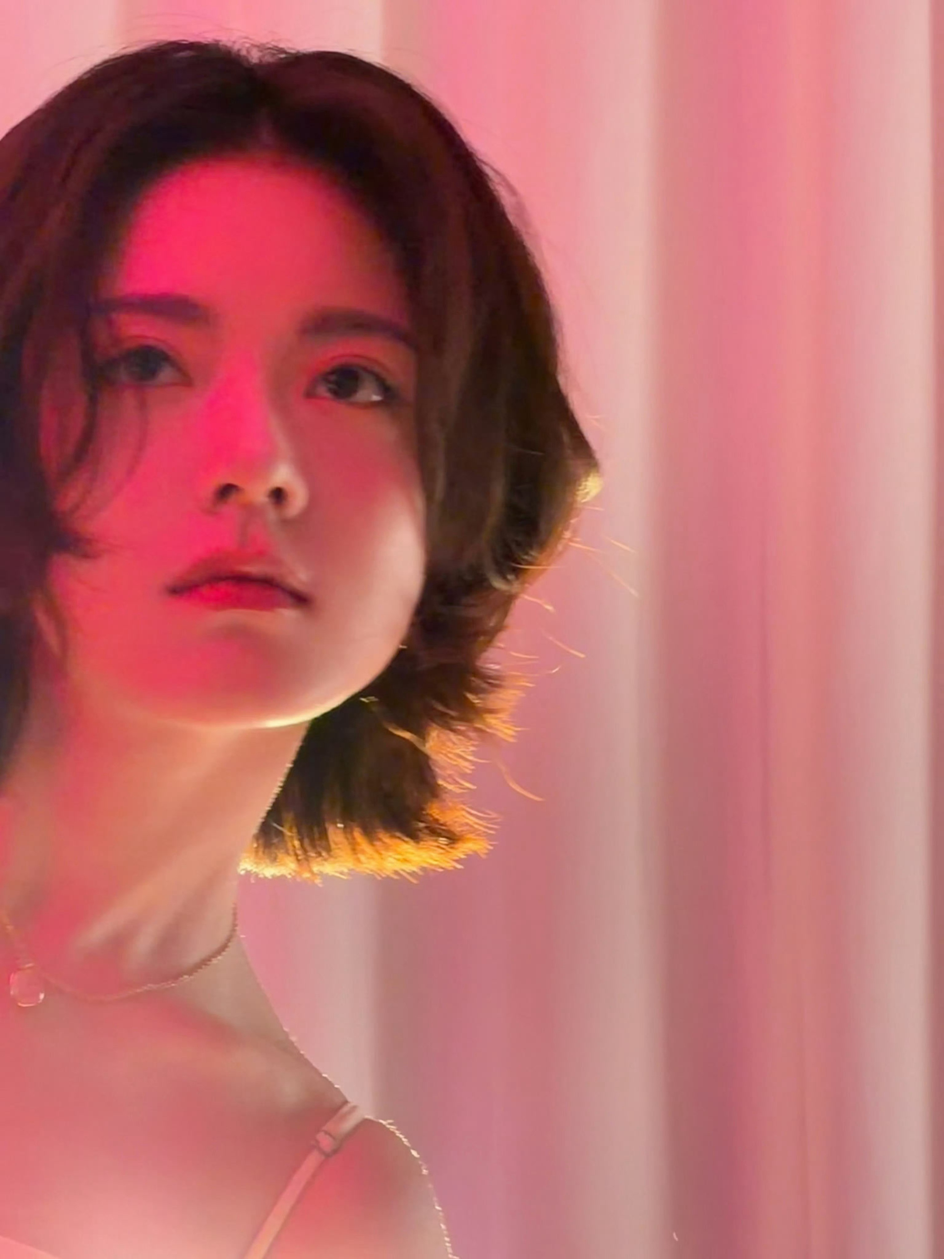 恭喜赵今麦晋升娇兰护肤代言人工作室刚发布的物料好娇俏的小女孩第一张给我带来的冲击