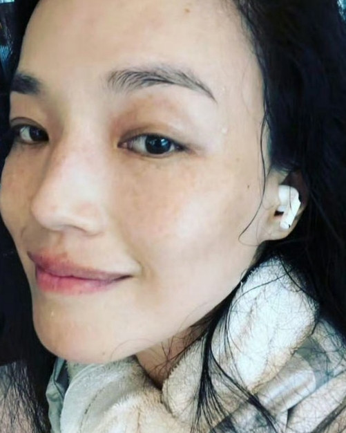 舒淇大大方方说“我也老了，皮也松了，眼尾一笑也一大堆皱纹”。这段话，真的温柔