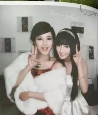 谁能预料到，右边那个不起眼的小女生，将来会成为一线大明星