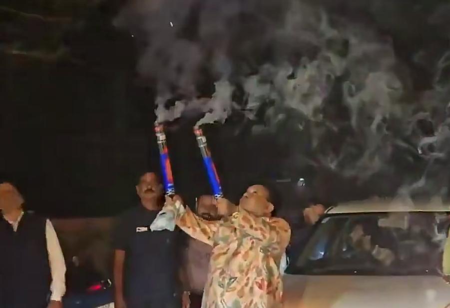 印度商人为了庆祝儿子生日在马路上放烟花爆竹，司机劝阻后被怼“我是名人，让你们等五